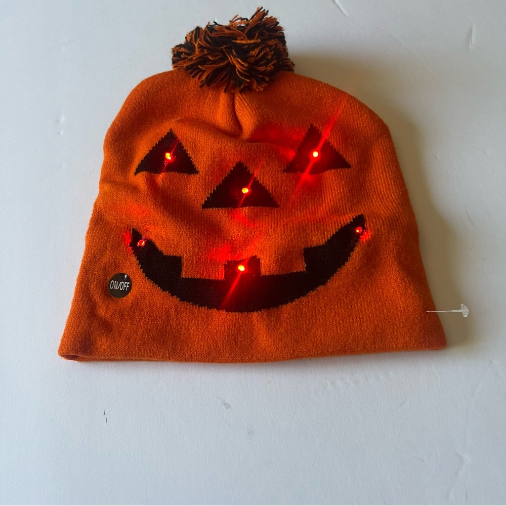 DAVID AND YOUNG D&Y LIGHT UP JACK-O-LANTERN BEANIE IS NWOT